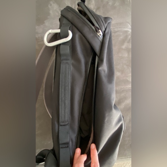 YETI crossroads 22L Backpack NWOT - Picture 7 of 16